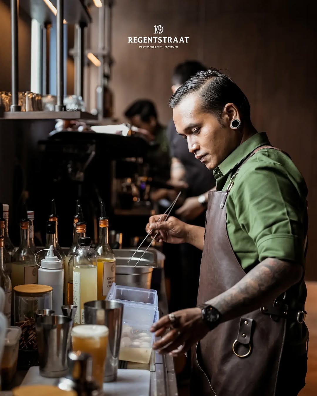 10 Regenstraat: professional photo of staff working