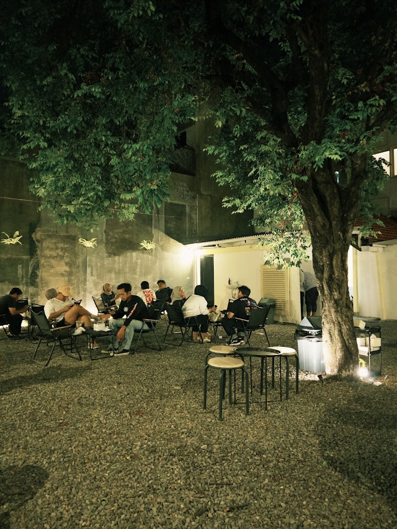 Binar Sebaya: venue atmosphere and patrons