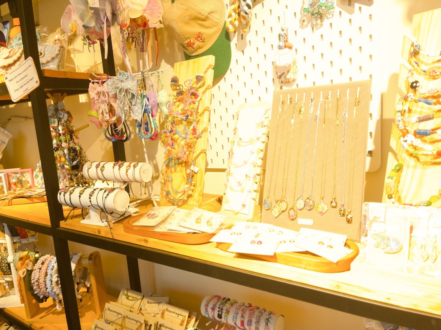 Glara Concept Store: clear display of shop products