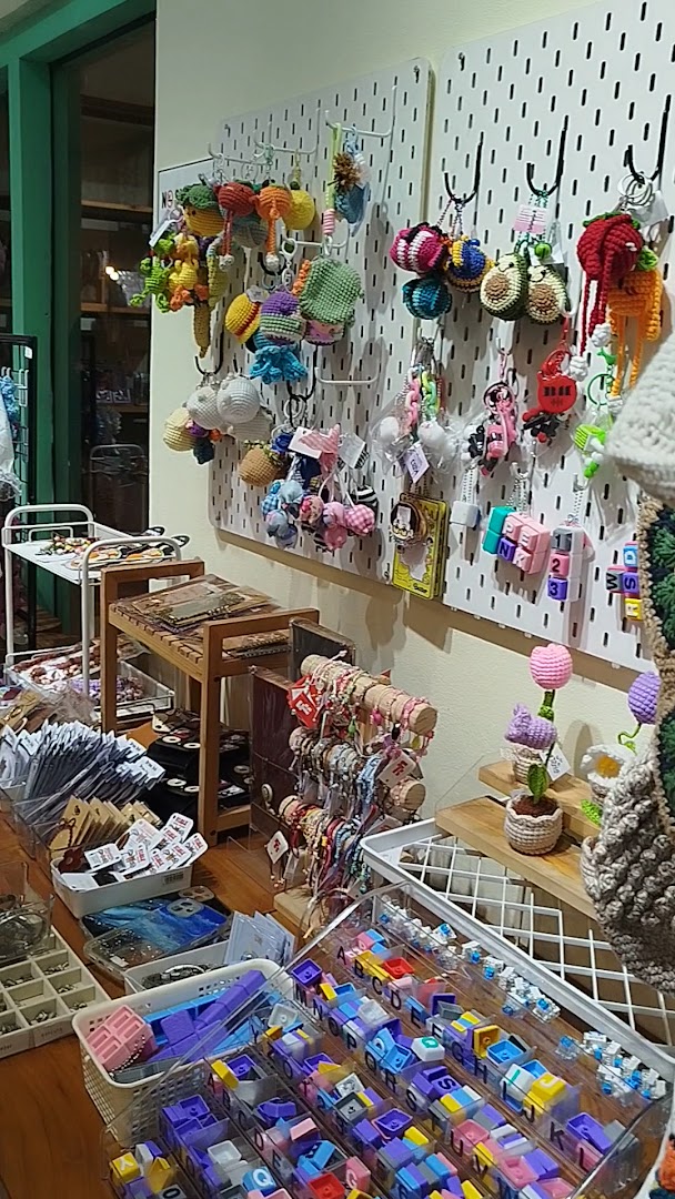 Glara Concept Store: clear display of shop products