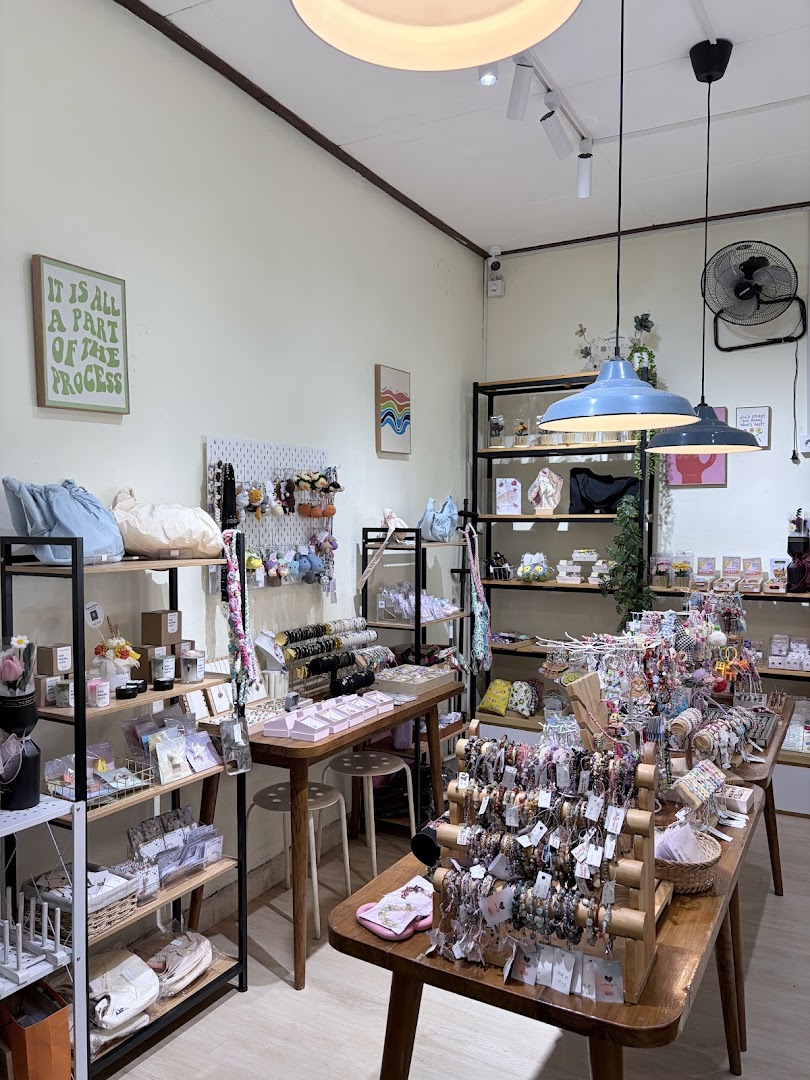 Glara Concept Store: clear, inviting shop interior display