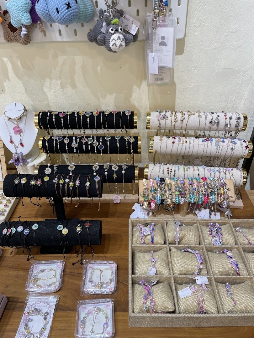 Glara Concept Store: clear display of shop products