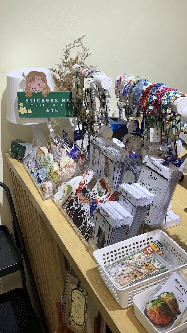 Glara Concept Store: clear display of shop products