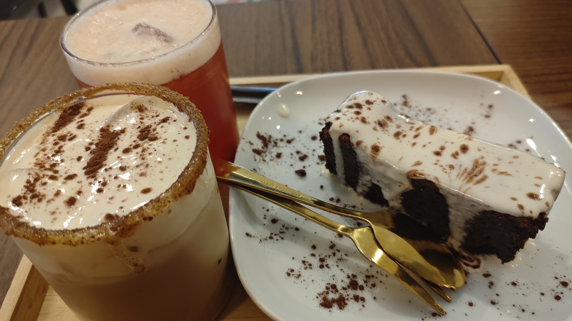 Goffee: appetizing photo of drinks and dessert
