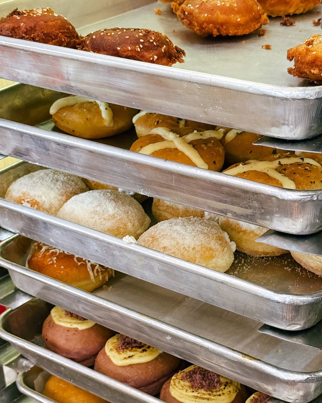Goughgrih Donuts: appetizing display of fresh donuts