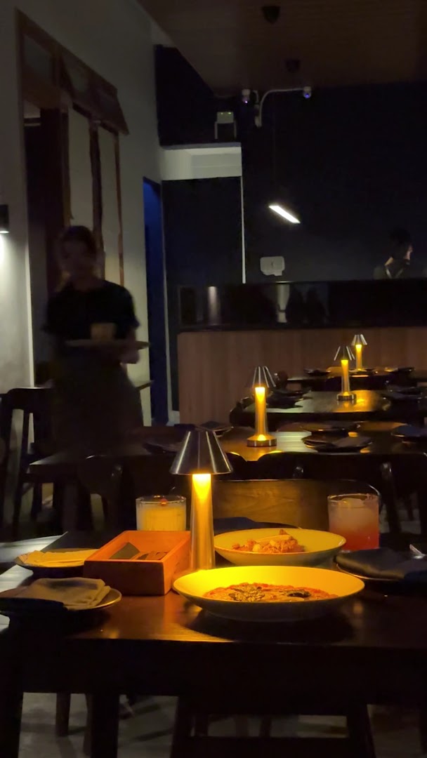 Gyunim: atmospheric shot of restaurant interior