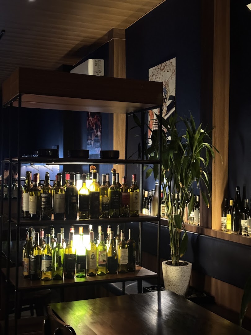 Gyunim: attractive interior and wine display