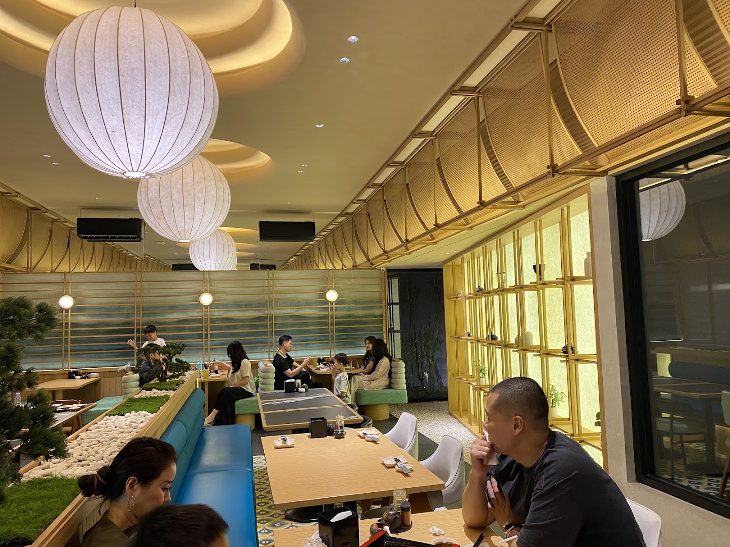 Izanagi Sushi: high quality interior atmosphere shot