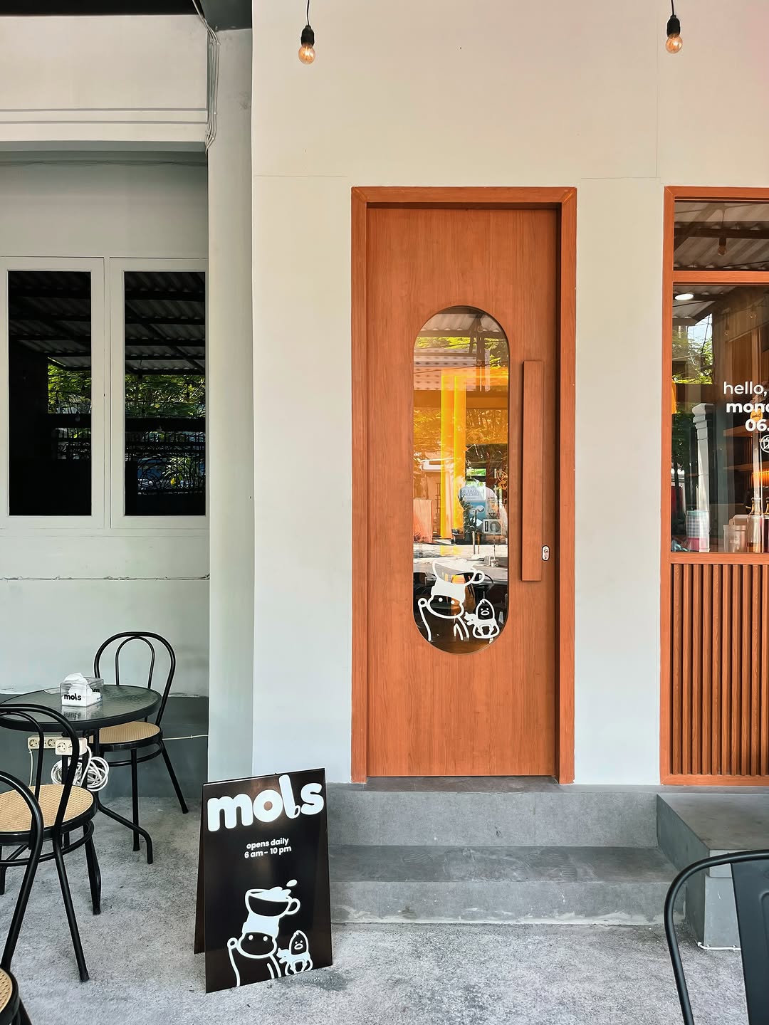 Mols Coffee & Eatery: attractive and clean venue exterior