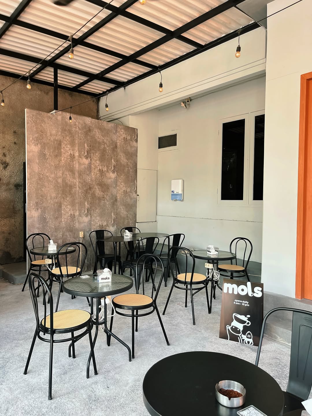 Mols Coffee & Eatery: clear photo of venue seating