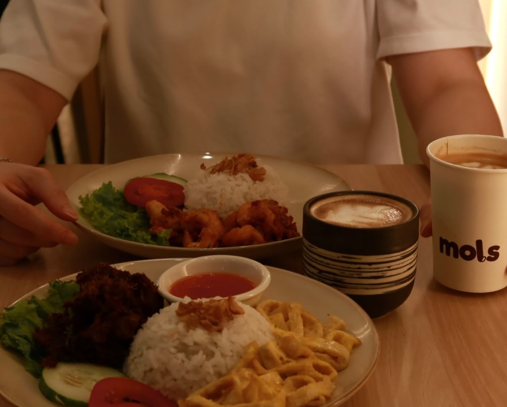 Mols Coffee & Eatery: appetizing food and coffee presentation