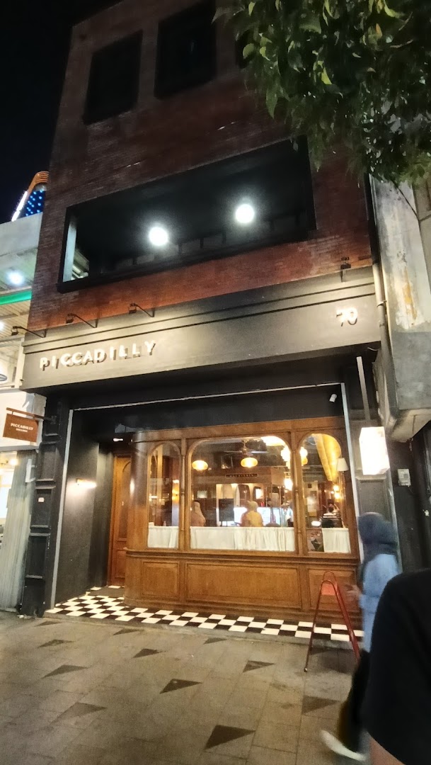 Piccadilly Dine & Brew: clear, inviting exterior shot