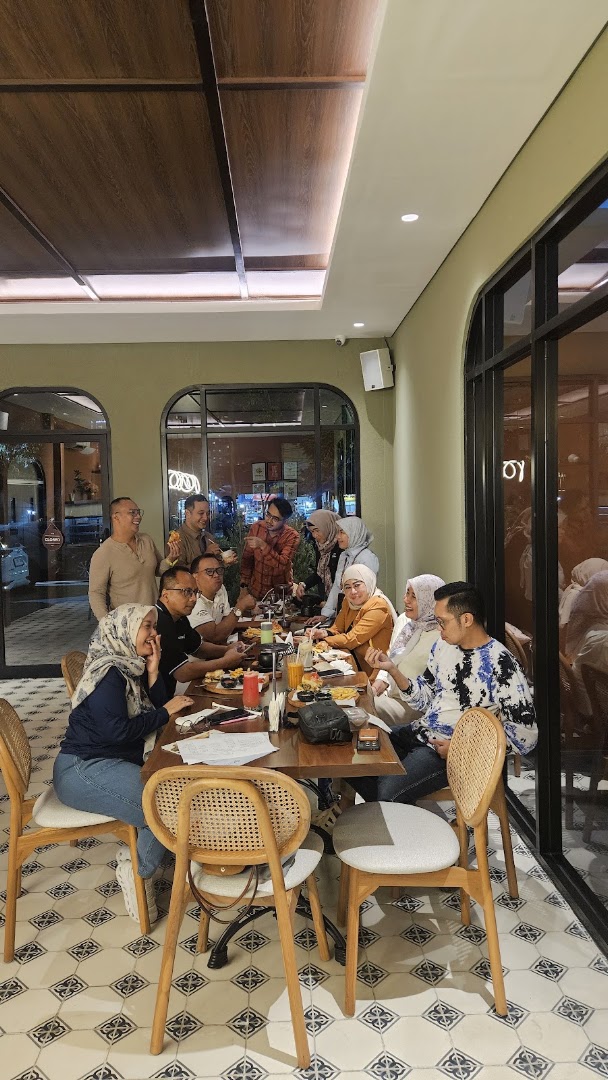 Sugar Spoon: guests enjoying the atmosphere
