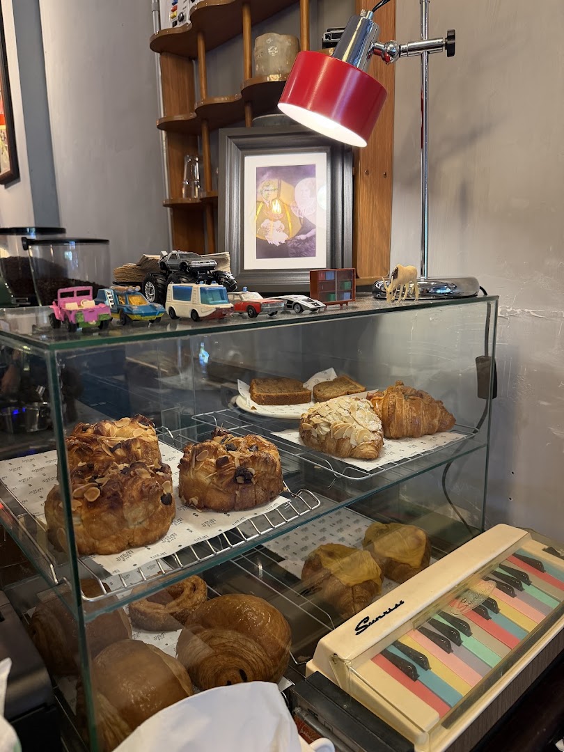 Titik Koma Nirwana: clear display of food items