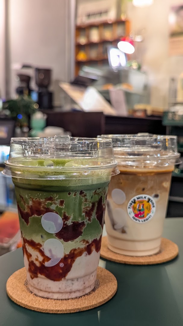 Titik Koma Nirwana: appetizing photo of bar drinks