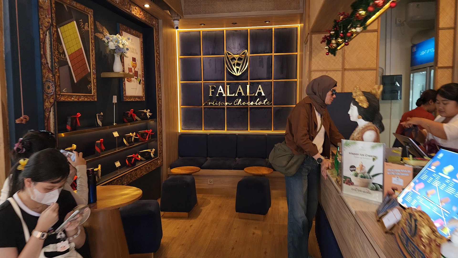 Falala Artisan Chocolate Ubud: clear view of shop interior