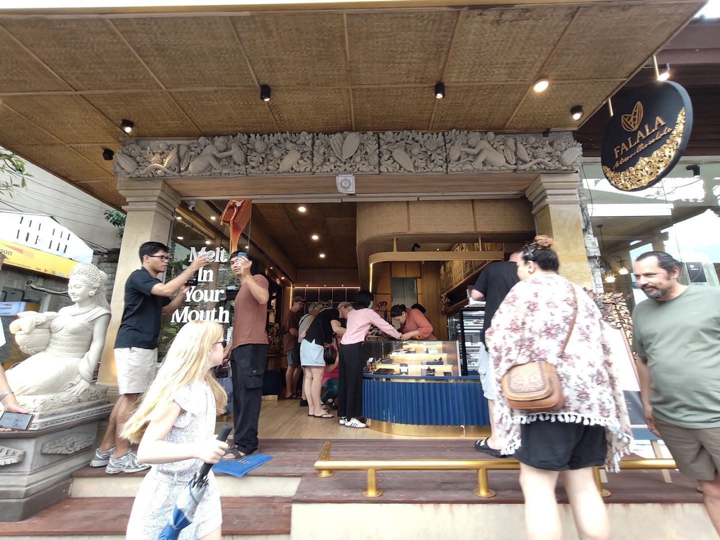 Falala Artisan Chocolate Ubud: clear view of shop atmosphere