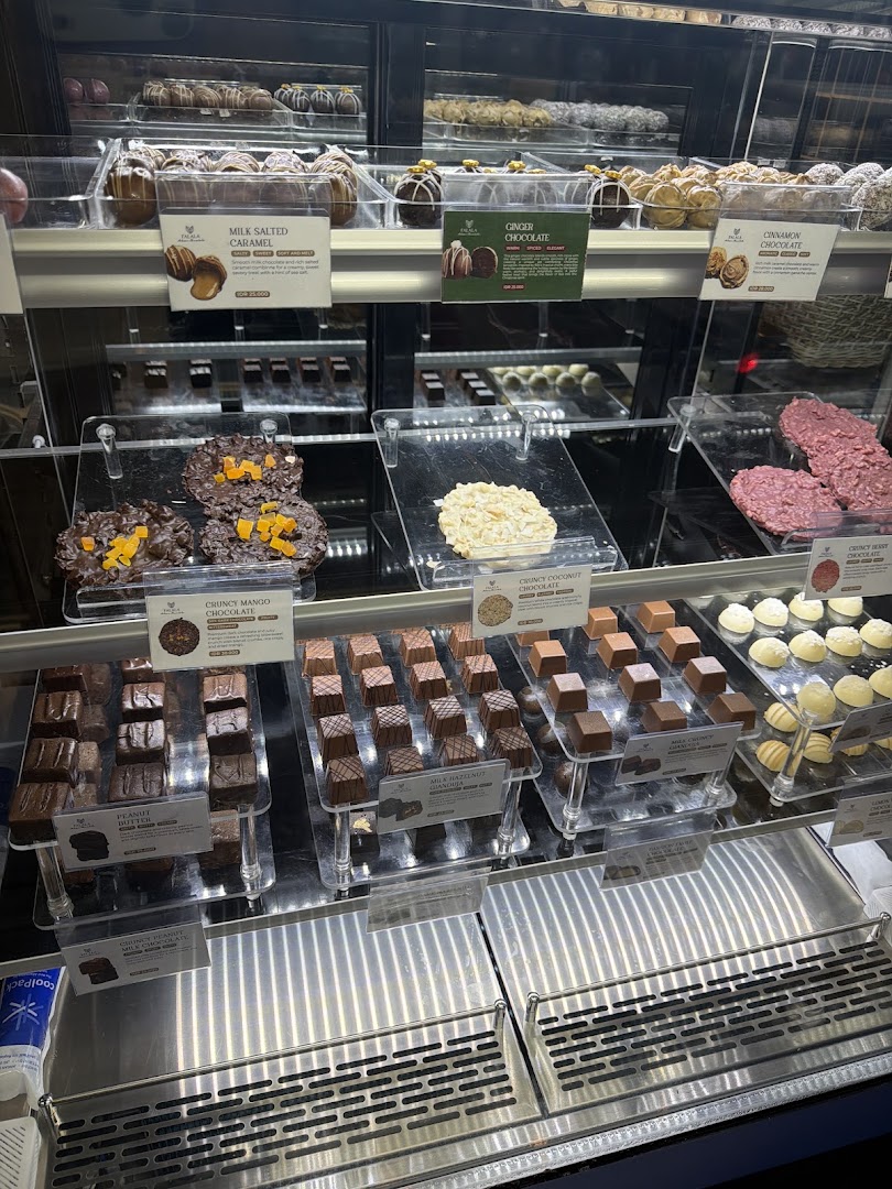 Falala Artisan Chocolate Ubud: clear display of artisan products