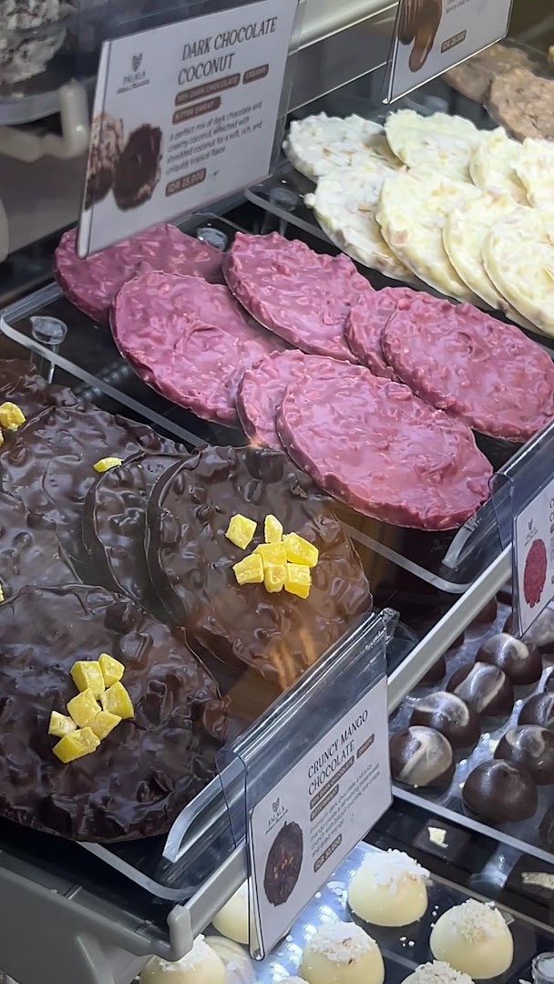 Falala Artisan Chocolate Ubud: appetizing display of artisan chocolates