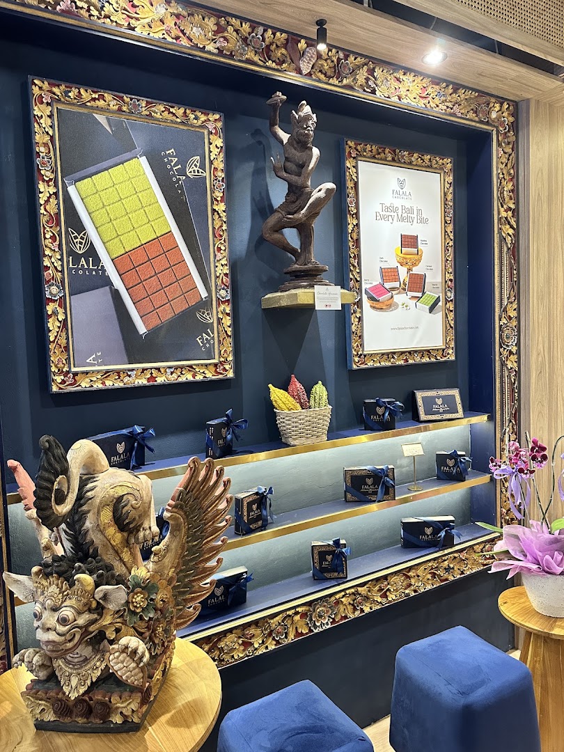 Falala Artisan Chocolate Ubud: attractive shop display and decor