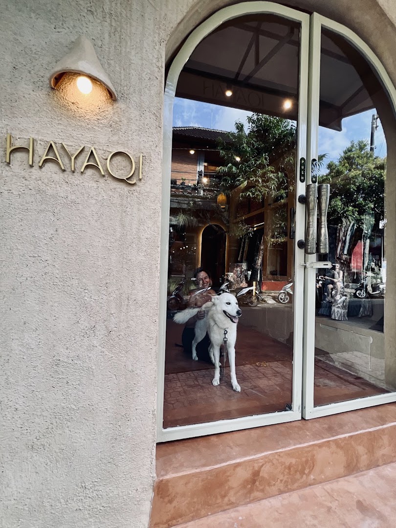 HAYAQI Ubud: inviting storefront with clear branding