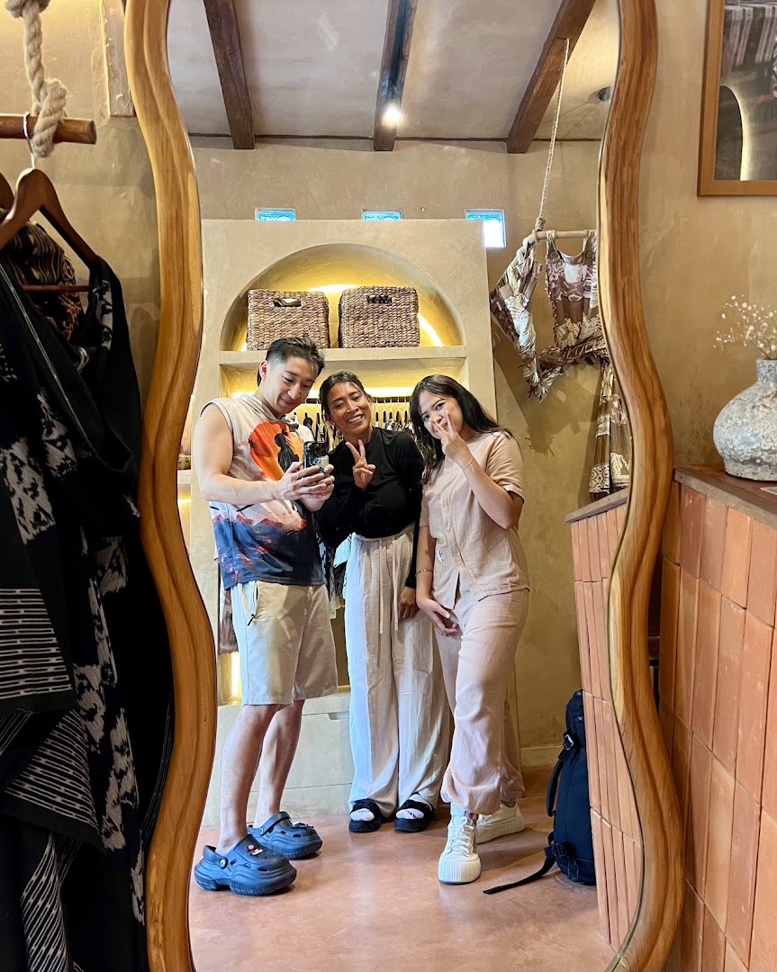 HAYAQI Ubud: shop interior and staff