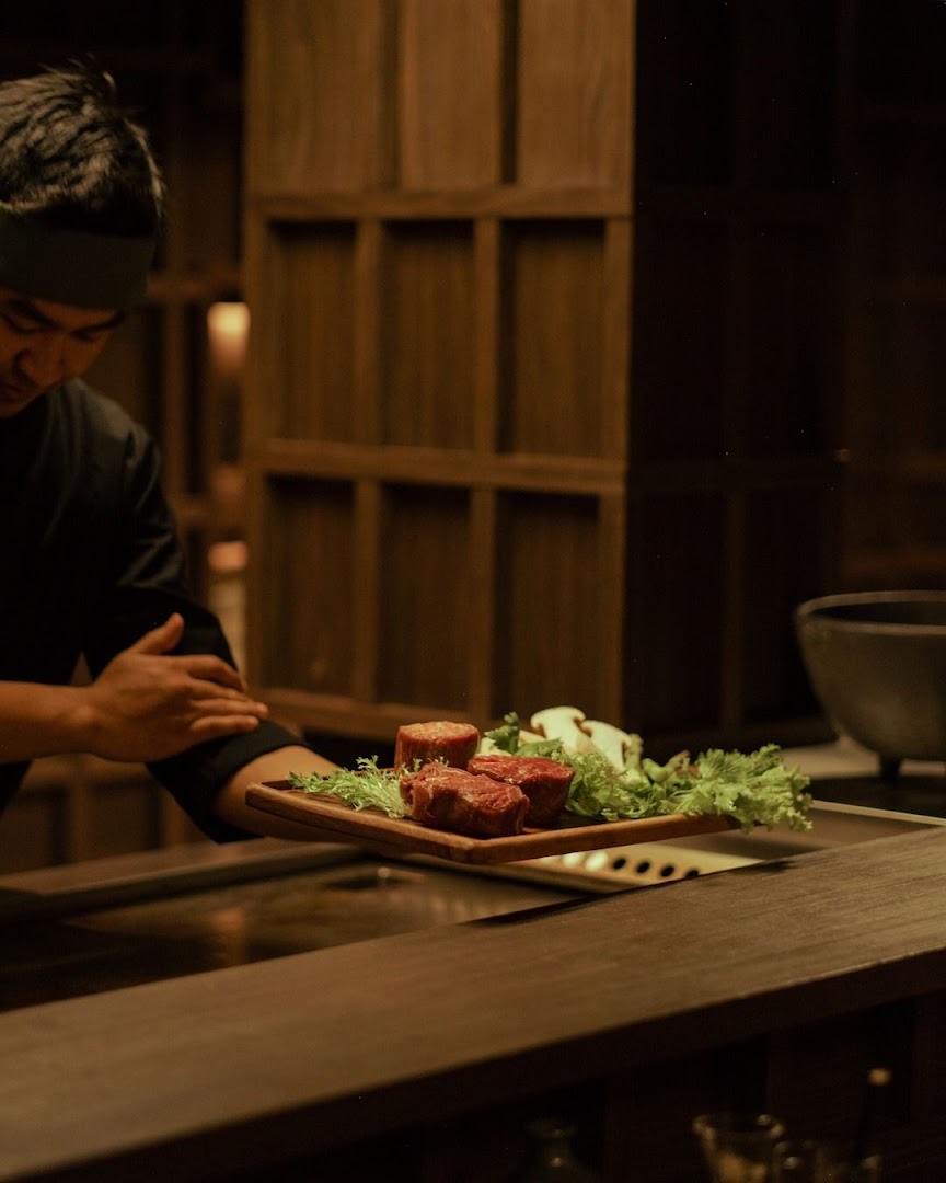 Mori Teppanyaki: professional shot of chef cooking
