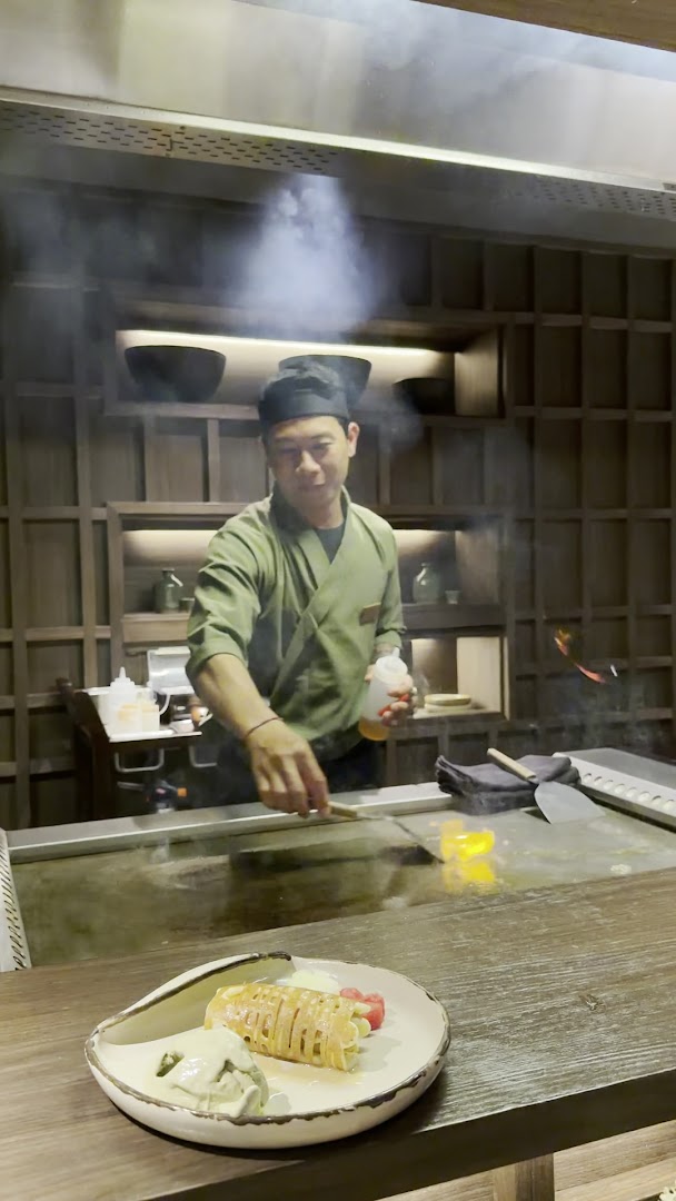 Mori Teppanyaki: professional shot of chef cooking