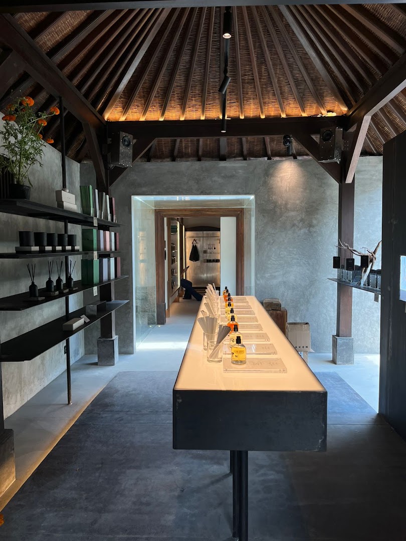 Oaken Lab Ubud: professional interior shop display photo