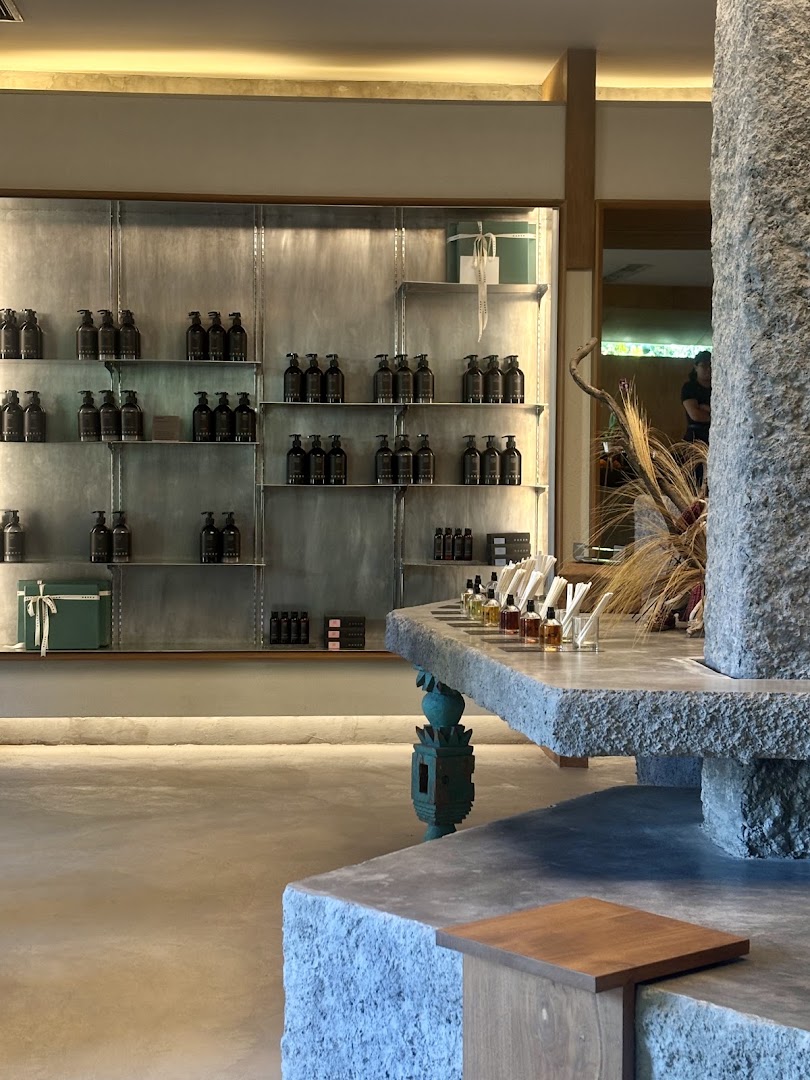 Oaken Lab Ubud: professional shop interior display photo