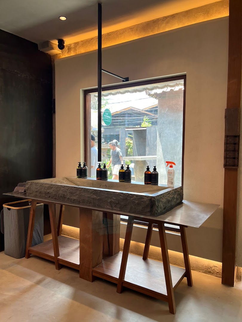 Oaken Lab Ubud: shop interior and products