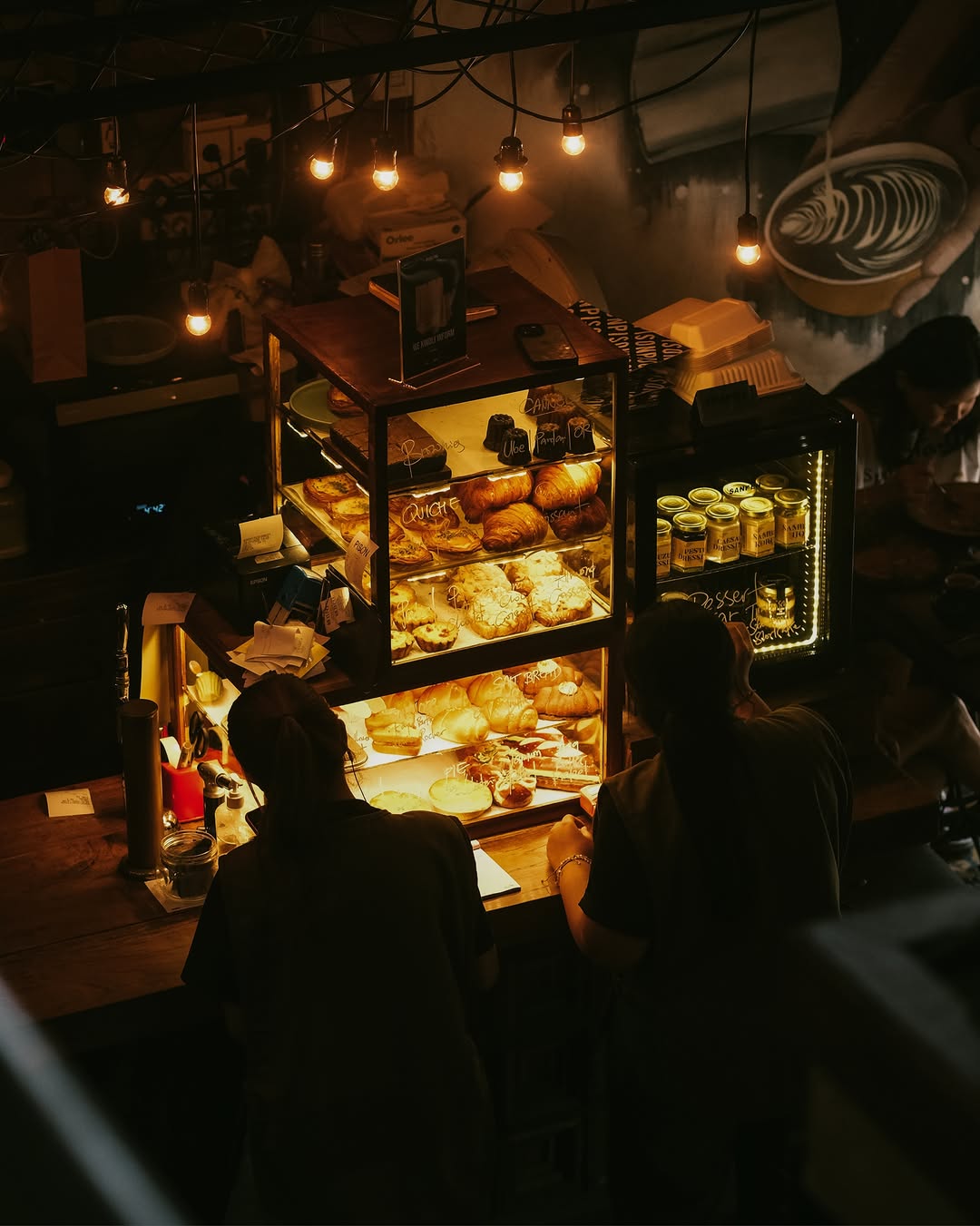 Pison N.2: atmospheric shot of cafe interior