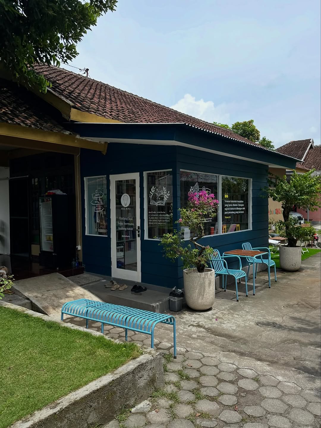 Akal Buku: clear, inviting storefront photo
