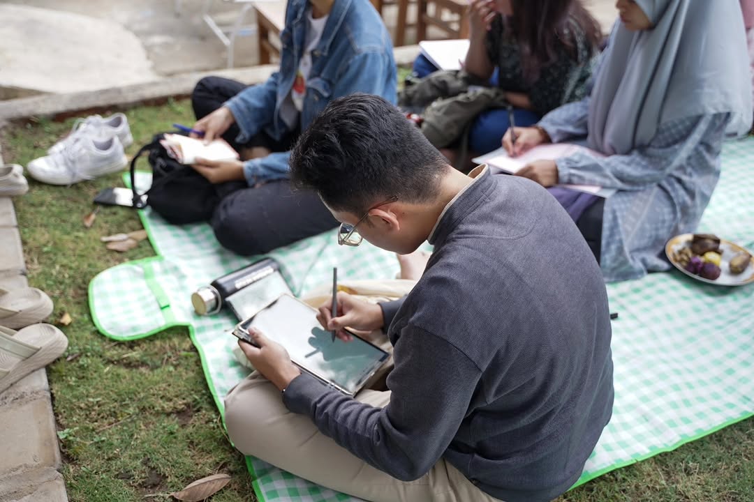 Akal Buku: customers enjoying the space