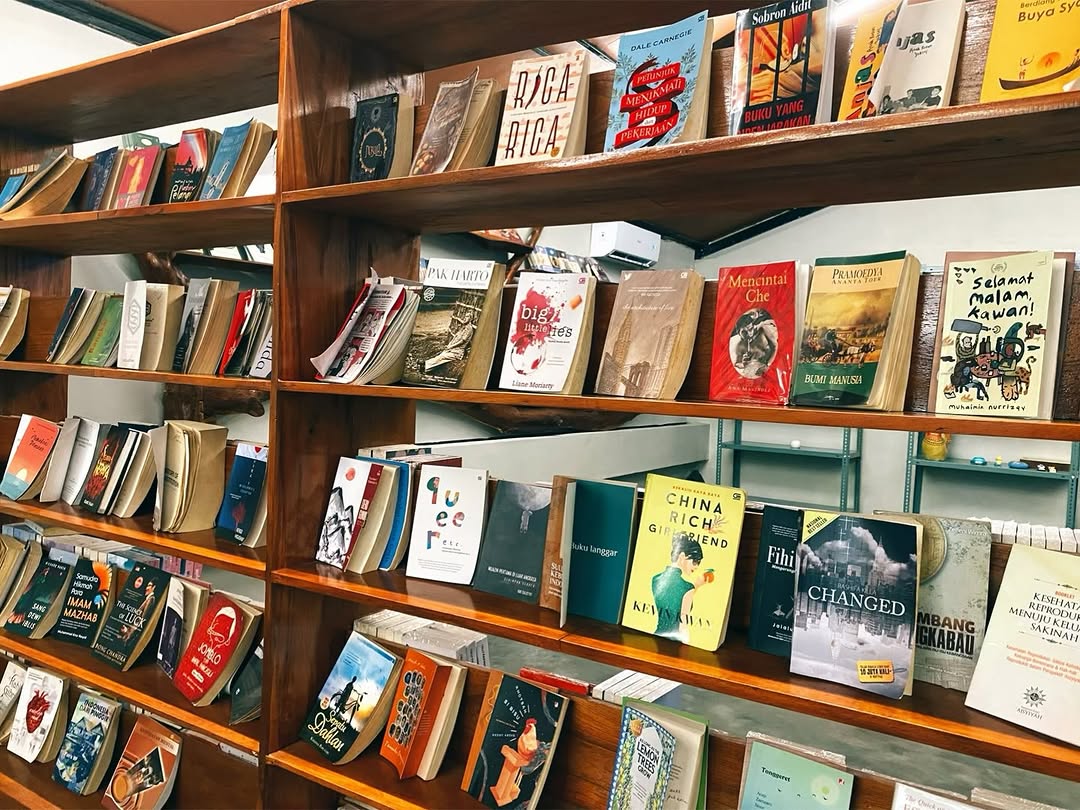 Laman Coffee, Art and Books: showcases the venue's book collection