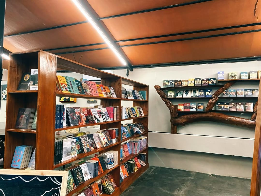 Laman Coffee, Art and Books: inviting bookstore cafe atmosphere