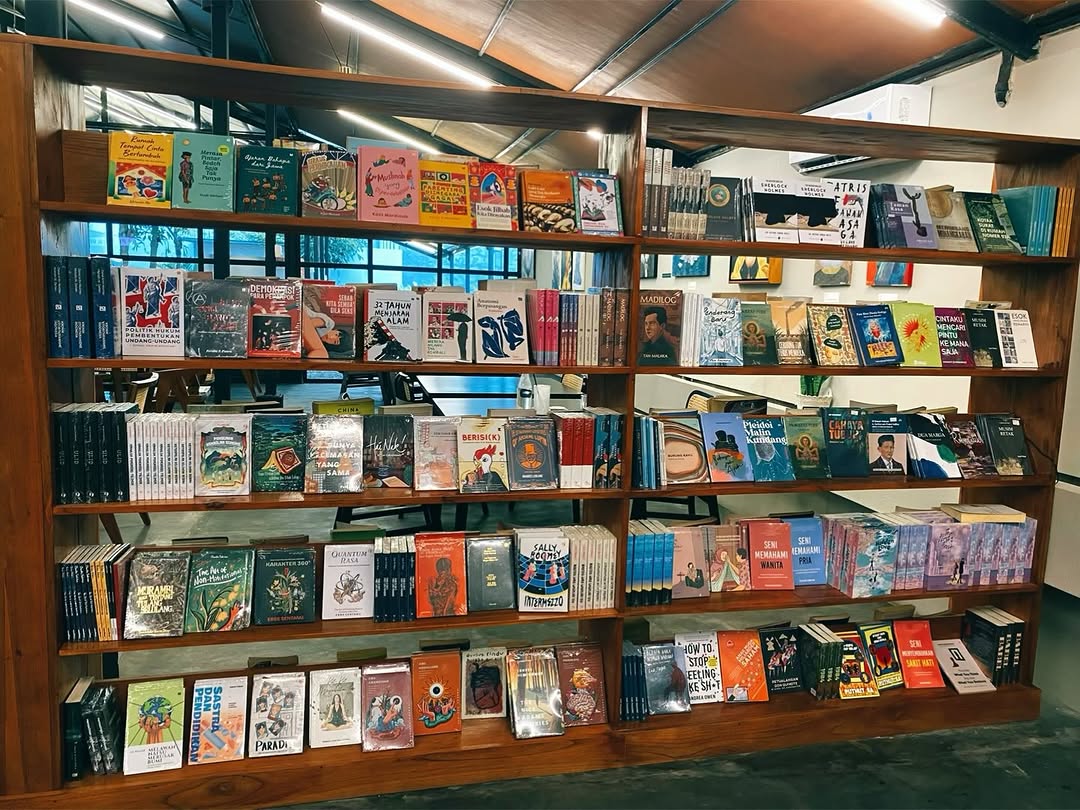 Laman Coffee, Art and Books: showcases the venue's book collection