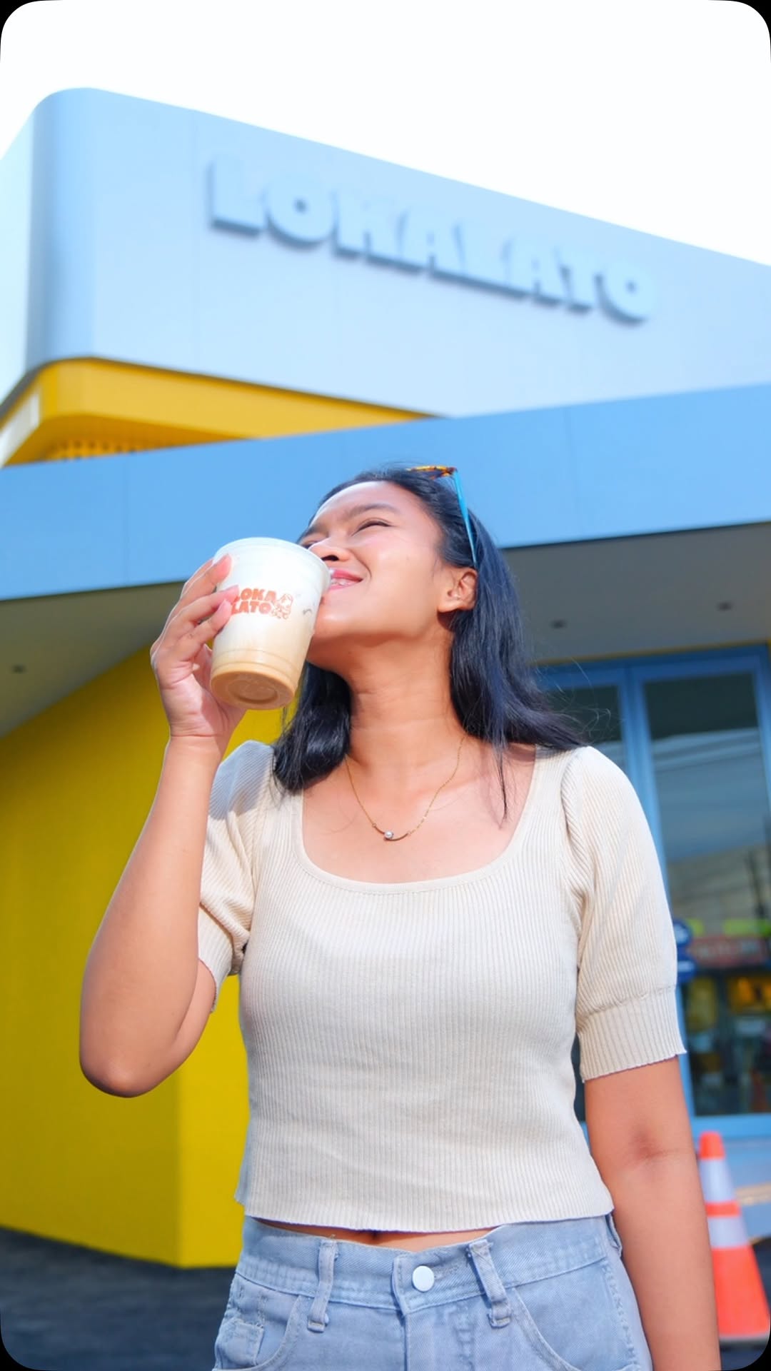 LOKALATO: professional photo showing happy customer