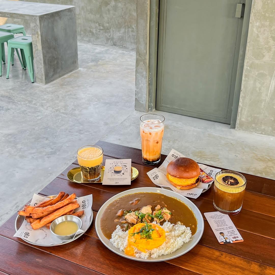 OBLO Coffee Jogja: appetizing food and drink presentation