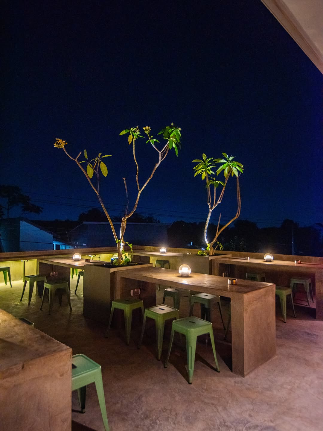 OBLO Coffee Jogja: attractive evening atmosphere and lighting