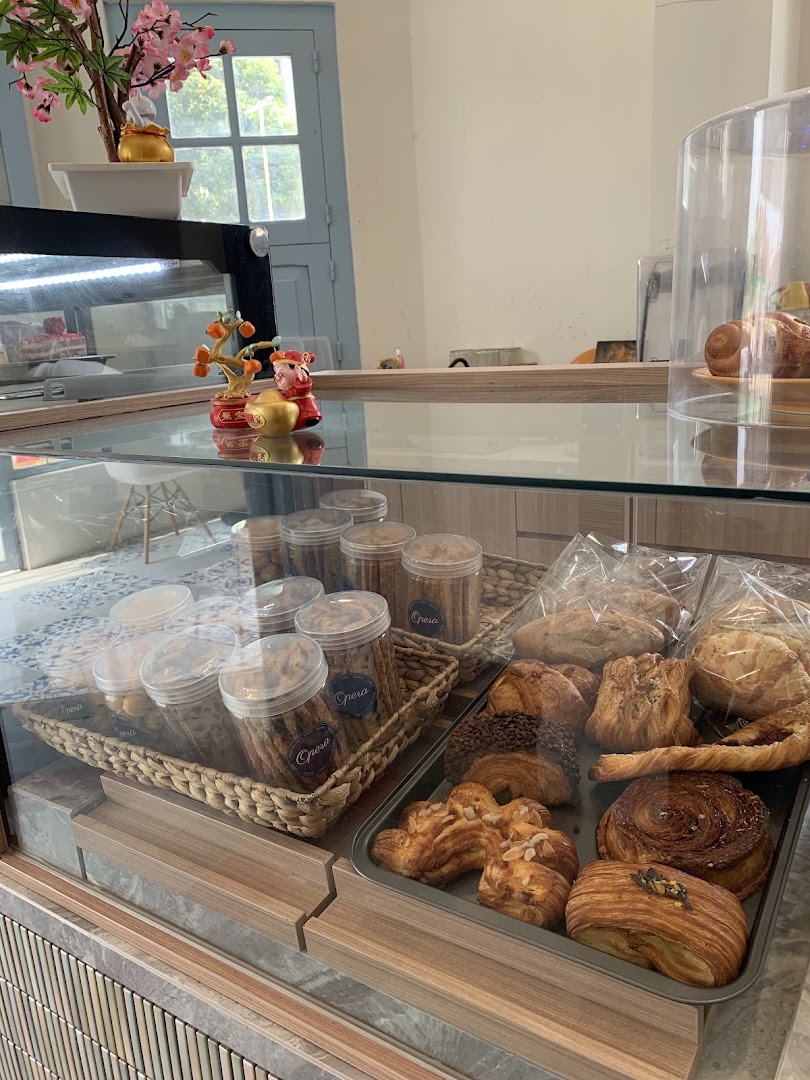 Opera Pastry Cafe: clear display of fresh pastries