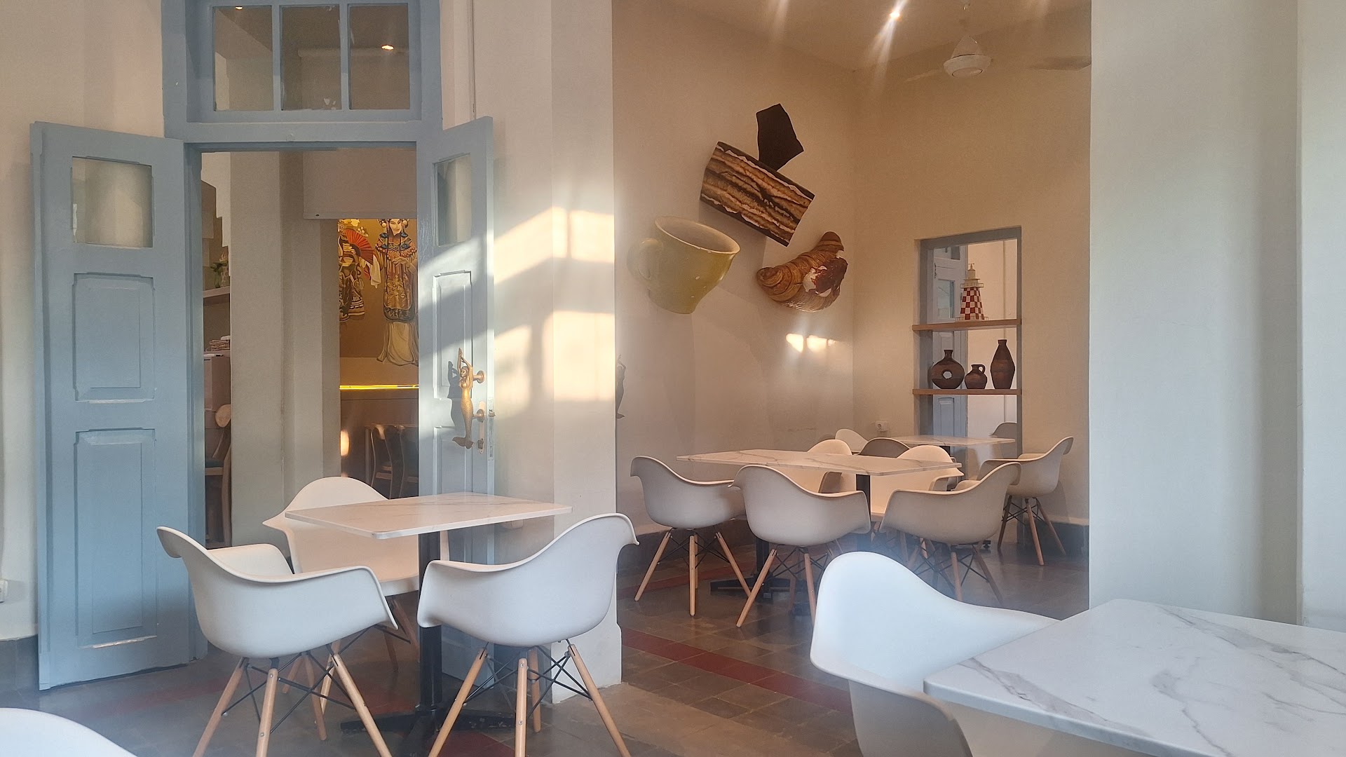 Opera Pastry Cafe: clear, inviting interior atmosphere