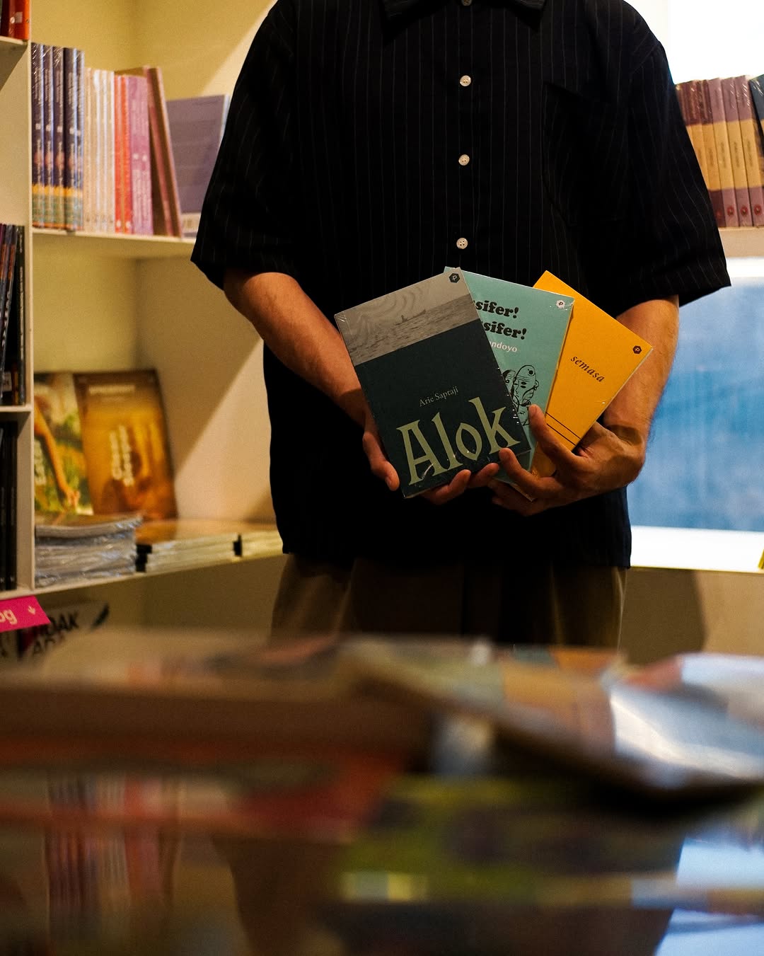 Toko Buku Yang Tau: clear product display and atmosphere
