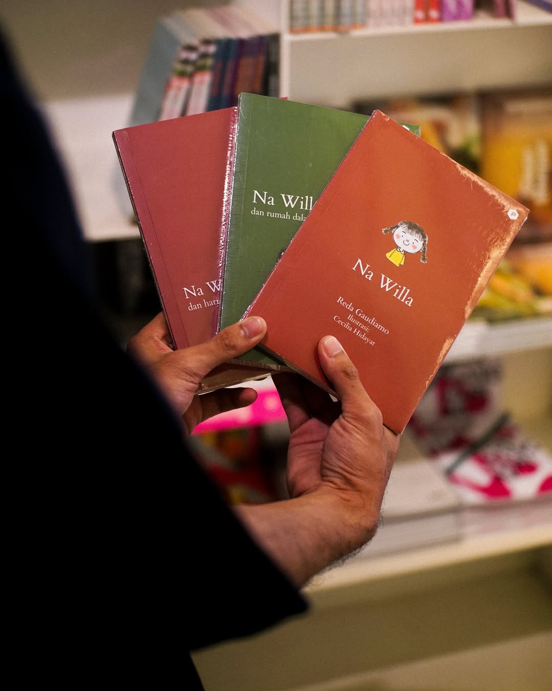Toko Buku Yang Tau: clear product display in shop