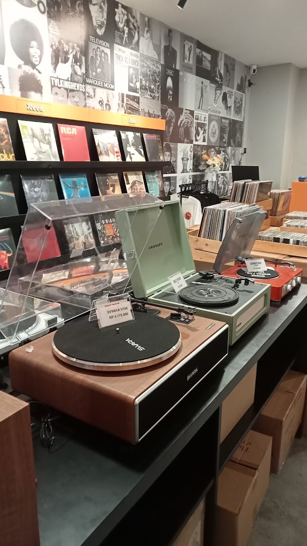 World Records: clear display of shop products