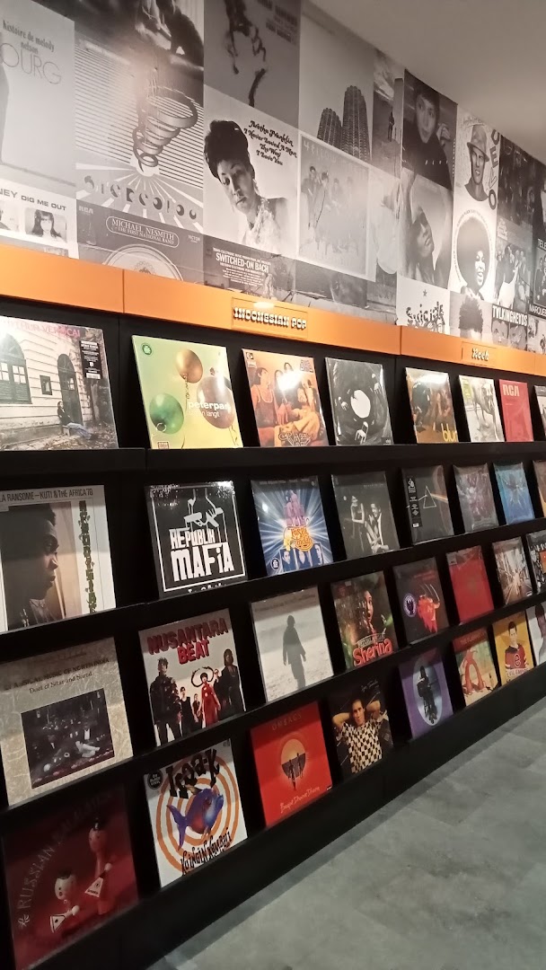 World Records: clear display of shop products