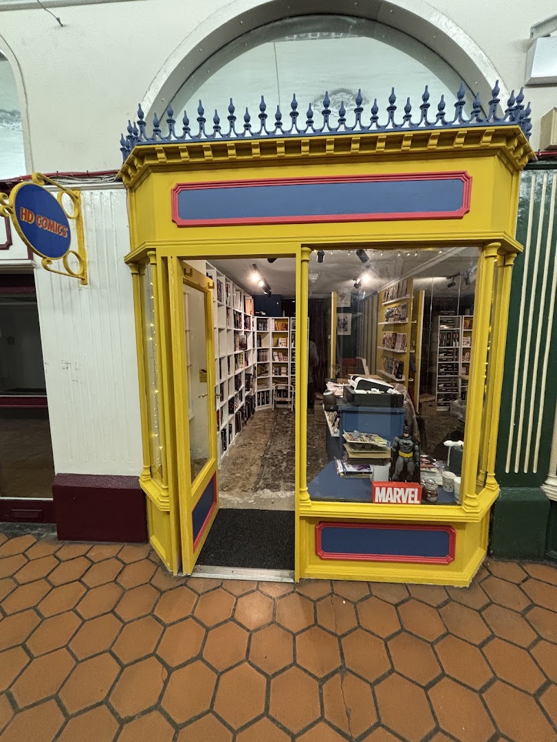 HD Comics: clear storefront photo of shop