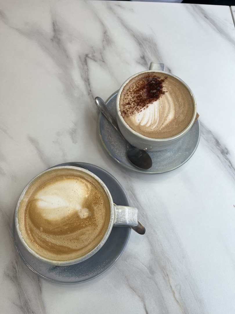 Lapis Café & Bakery: appetizing photo of coffee drinks
