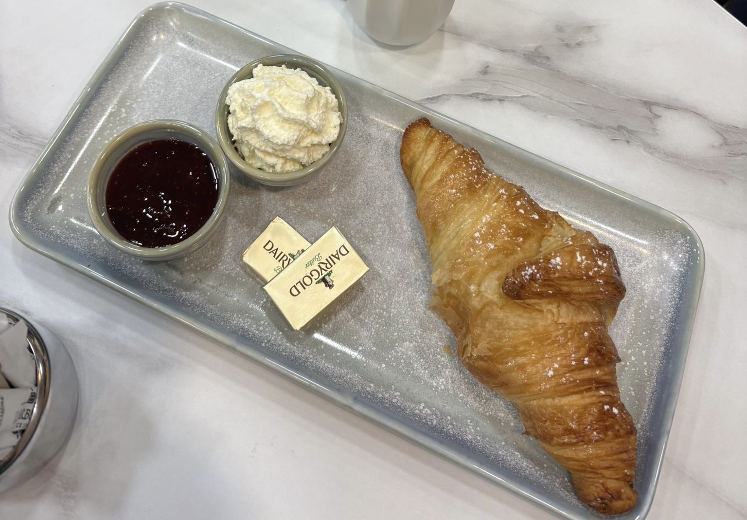 Lapis Café & Bakery: appetizing photo of breakfast food