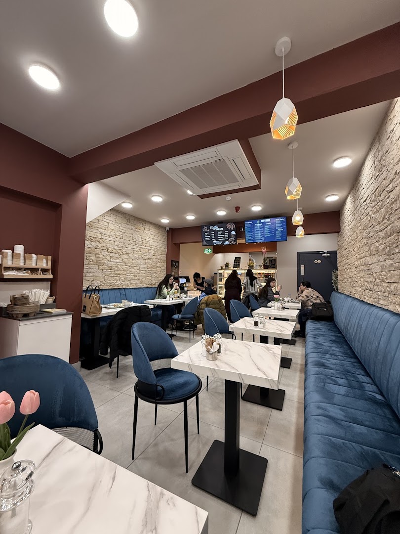 Lapis Café & Bakery: clear, inviting interior atmosphere